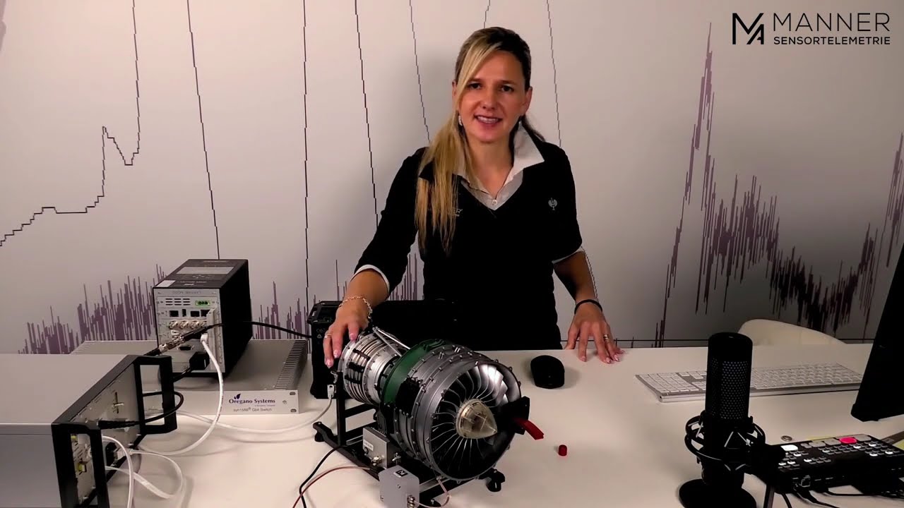 Dr. Julia Manner erklärt am Turbinenmodell die Integration von MANNER Telemetrie in DewesoftX